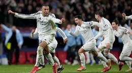 Kylian Mbappé sa raduje so spoluhráčmi Realu Madrid z postupu do štvrťfinále Ligy majstrov