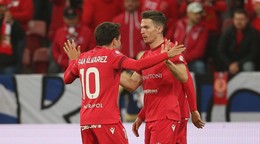 Ľubomír Tupta oslavuje so spoluhráčmi gól. 