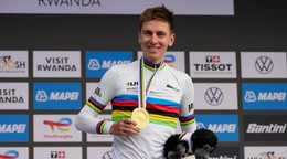 Tadej Pogačar pózuje so zlatou medailou