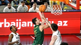 Boris Bojanovský (Levice) a vľavo Johnathan Stove a vpravo Christian Skladanowski (obaja Würzburg) v druhom stretnutí play-in Ligy majstrov.