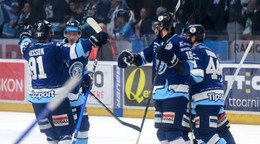 Radosť hráčov Nitry po góle v prvom zápase finále play off Tipsport extraligy medzi HK Nitra a HC Slovan Bratislava.