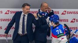 Tréner slovenskej hokejovej reprezentácie Vladimír Országh, jeho asistent Ján Pardavý a Andrej Kollár.