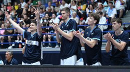 Lavička Slovenska povzbudzuje počas zápasu C - skupiny prvej fázy predkvalifikácie ME 2029 v basketbale mužov Slovensko – Kosovo.