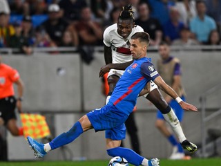 Peter Pekarík a Rafael Leao v zápase Slovensko - Portugalsko.