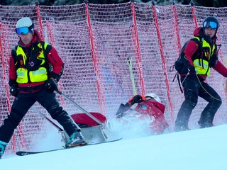 Petra Vlhová počas prevozu na záchranných saniach po páde v obrovskom slalome v Jasnej.