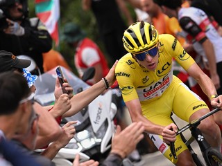 Tadej Pogačar na ceste k víťazstvu v 14. etape na Tour de France 2024.