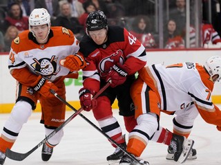 Radko Gudas a Curtis Lazar.