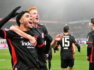 Hugo Larsson a Omar Marmoush (obaja Frakfurt) sa radujú z gólu v zápase 12. kola Bundesligy Heidenheim - Eintracht Frankfurt.