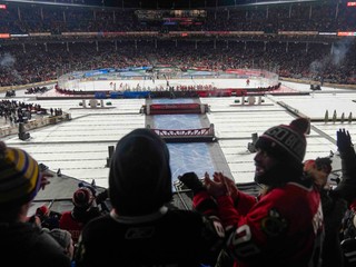 Fanúšikovia v hľadisku Wrigley Field počas Winter Classic 2025.