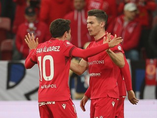 Ľubomír Tupta oslavuje so spoluhráčmi gól. 