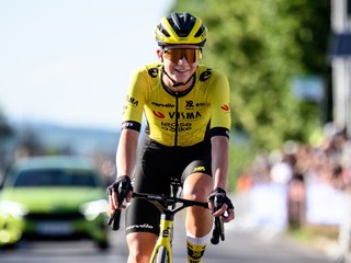 Slovenská cyklistka Viktória Chladoňová v drese tímu Visma-Lease a Bike.