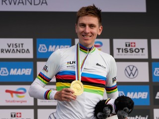 Tadej Pogačar pózuje so zlatou medailou