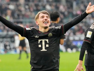 Mladý futbalista Bayernu Mníchov Lennart Karl oslavuje svoj prvý gól v Bundeslige. 