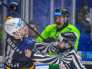 Na snímke zľava Danick Martel (Spišská Nová Ves) a Brenden Thomas Kevin Miller (Žilina) počas zápasu 43. kola.