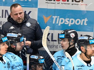 V pozadí tréner Nitry Andrej Kmeč počas zápasu 45. kola Tipsport ligy HC Slovan Bratislava - HK Nitra 