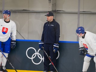 Samuel Takáč, asistent trénera Peter Frühauf a Oliver Okuliar počas tréningu slovenskej hokejovej reprezentácie.