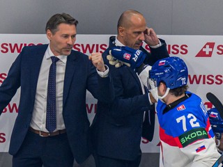 Tréner slovenskej hokejovej reprezentácie Vladimír Országh, jeho asistent Ján Pardavý a Andrej Kollár.