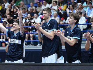 Lavička Slovenska povzbudzuje počas zápasu C - skupiny prvej fázy predkvalifikácie ME 2029 v basketbale mužov Slovensko – Kosovo.