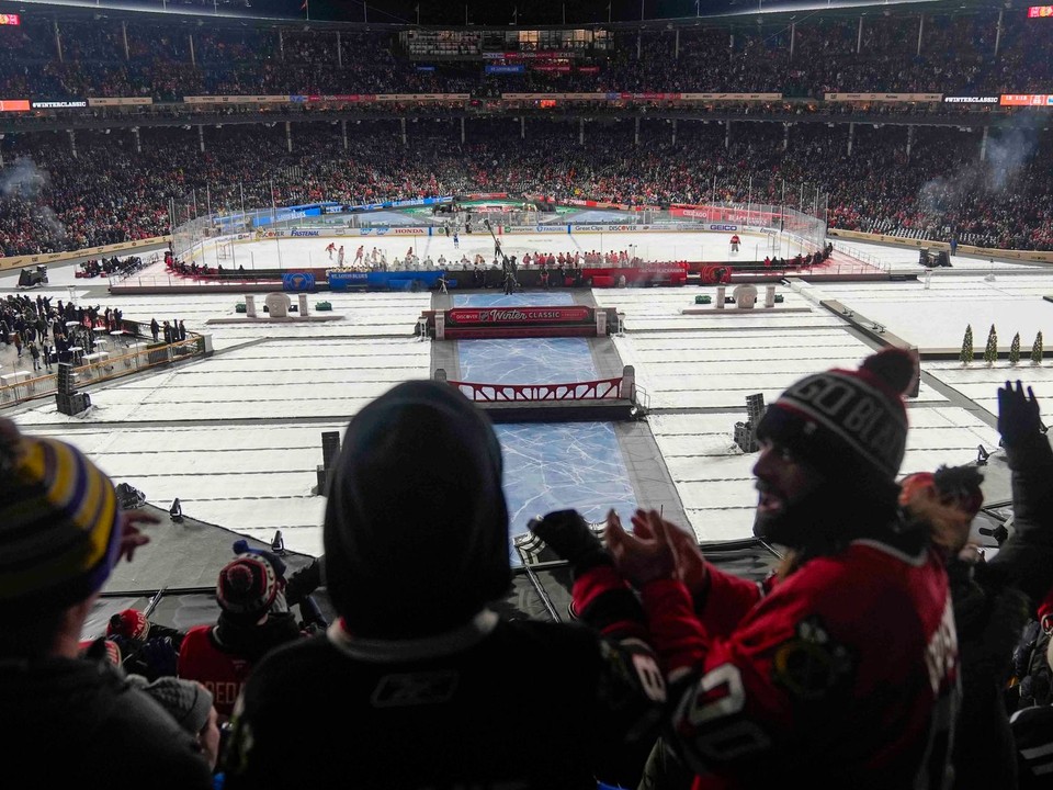 Fanúšikovia v hľadisku Wrigley Field počas Winter Classic 2025.