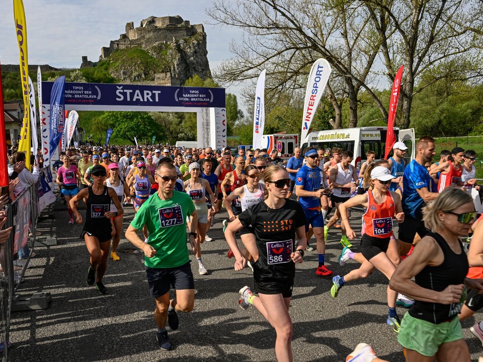 Fotka zo štartu 77. ročníka Národného behu Devín - Bratislava.