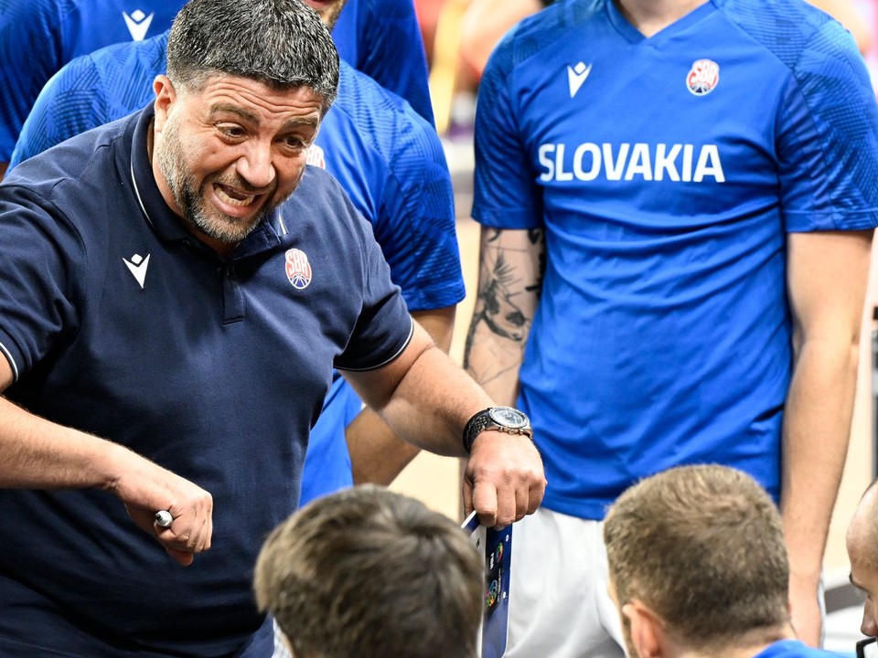vľavo tréner Slovenska Oliver Vidin 