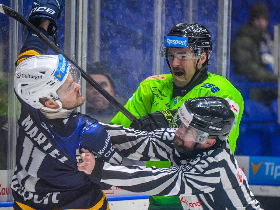 Na snímke zľava Danick Martel (Spišská Nová Ves) a Brenden Thomas Kevin Miller (Žilina) počas zápasu 43. kola.
