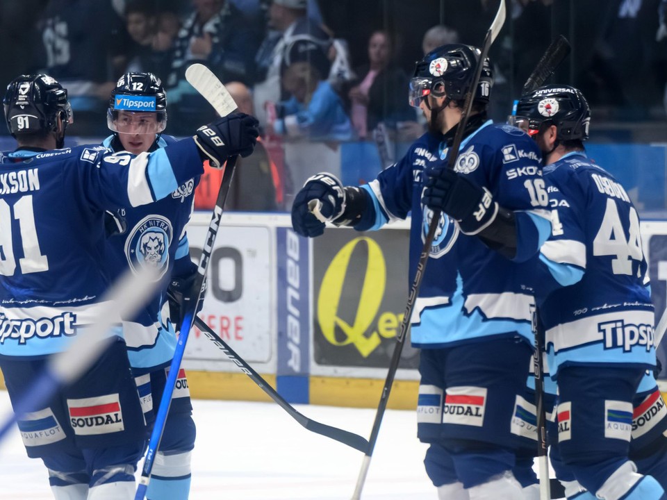 Radosť hráčov Nitry po góle v prvom zápase finále play off Tipsport extraligy medzi HK Nitra a HC Slovan Bratislava.