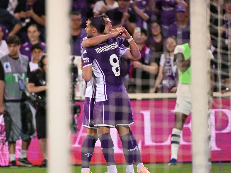 Hráč Fiorentiny Roberto Piccoli sa teší z gólu počas záverečného 38. kola Serie A.