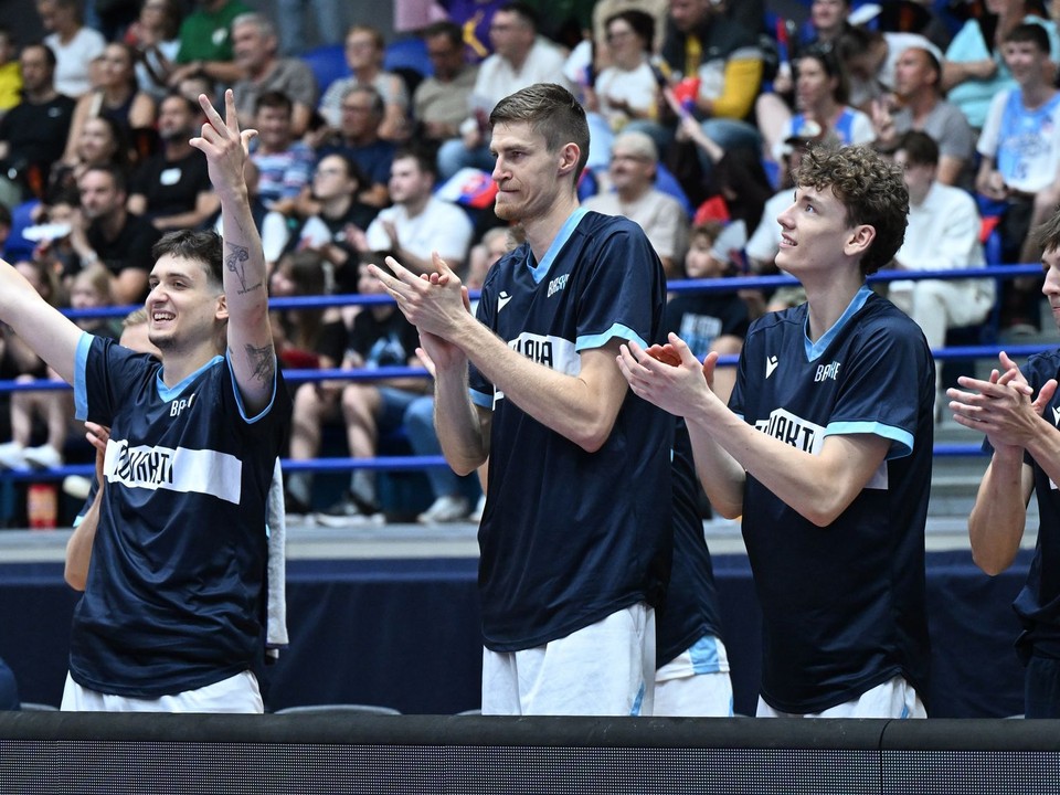Lavička Slovenska povzbudzuje počas zápasu C - skupiny prvej fázy predkvalifikácie ME 2029 v basketbale mužov Slovensko – Kosovo.