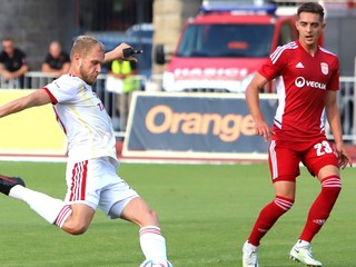 Lukáš Fabiš (vľavo) a Michal Faško v zápase MFK Dukla Banská Bystrica - MFK Ružomberok.