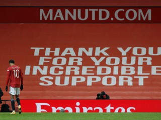 Marcus Rashford na prázdnom štadióne Old Trafford.