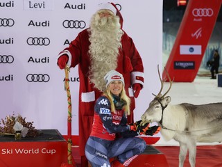 Mikaela Shiffrinová a jeden z jej víťazných sobov v Levi 2022.