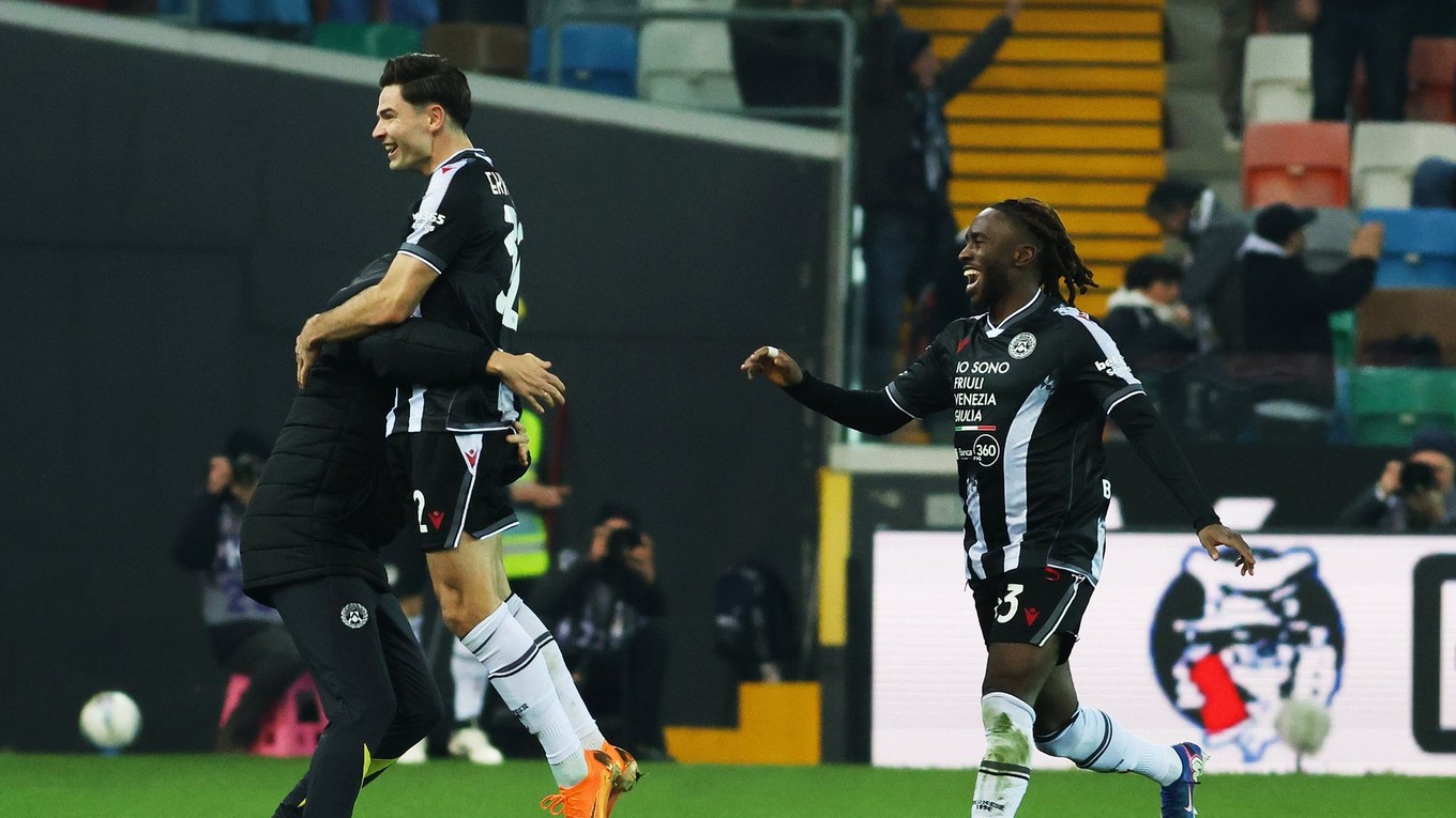 Jurgen Ekkelenkamp oslavuje so spoluhráčmi gól v sieti AS Rím.