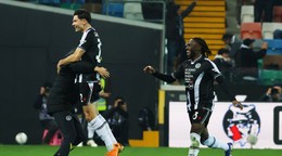 Jurgen Ekkelenkamp oslavuje so spoluhráčmi gól v sieti AS Rím.