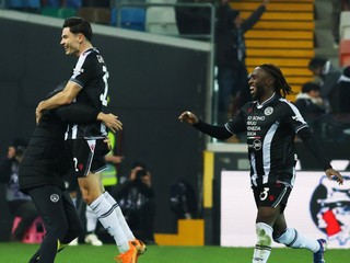 Jurgen Ekkelenkamp oslavuje so spoluhráčmi gól v sieti AS Rím.