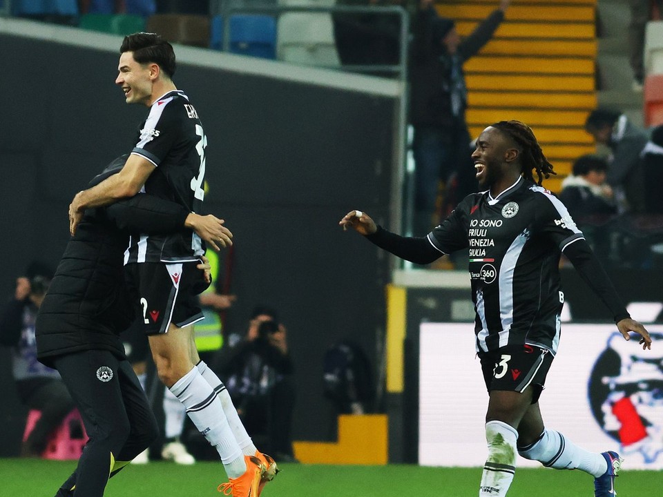 Jurgen Ekkelenkamp oslavuje so spoluhráčmi gól v sieti AS Rím.