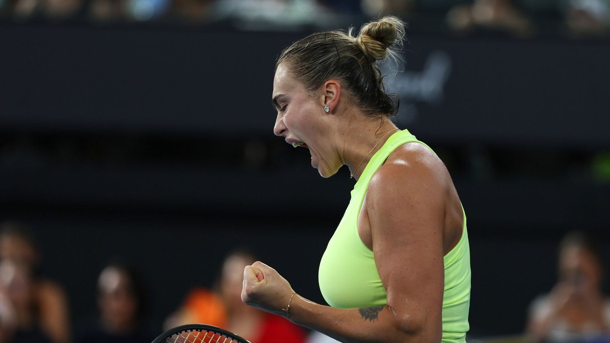 Aryna Sabalenková oslavuje titul na turnaji WTA v Brisbane.
