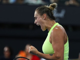 Aryna Sabalenková oslavuje titul na turnaji WTA v Brisbane.
