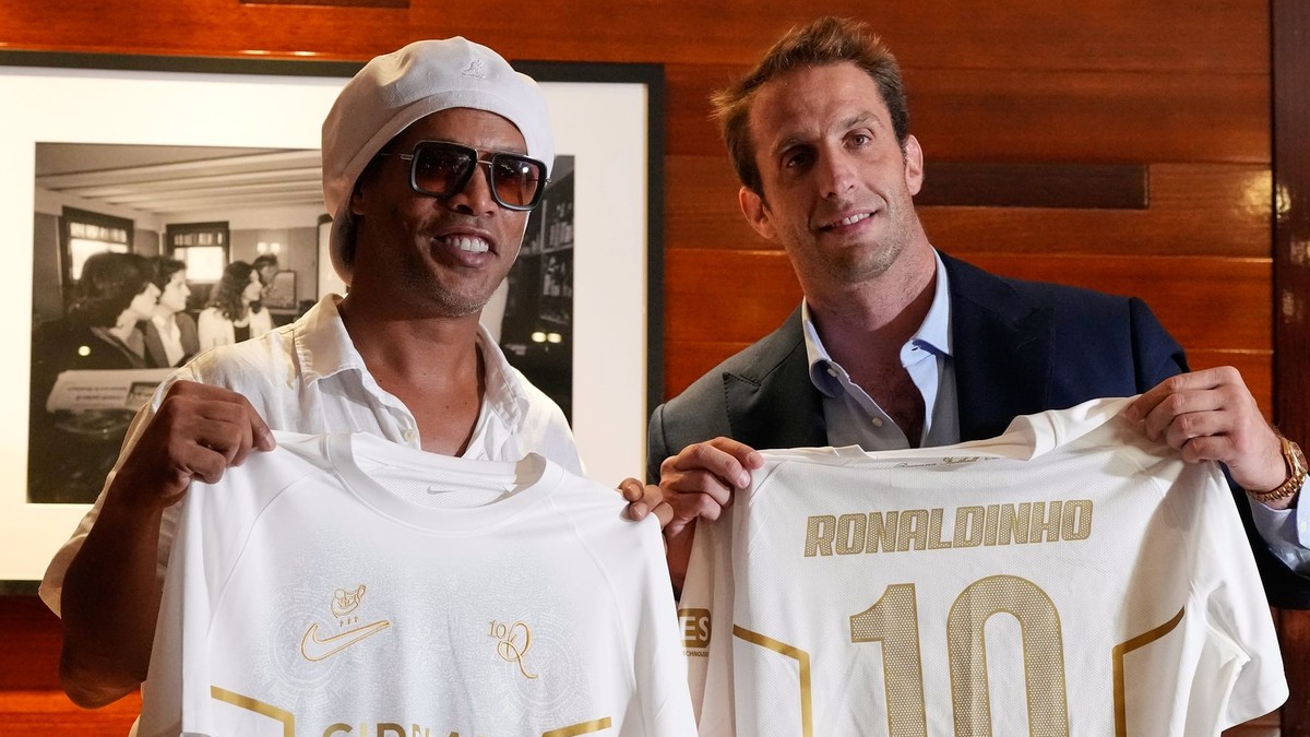 Ronaldinho (vľavo) drží futbalový dres talianskeho treťoligového klubu Ravenna FC, vpravo prezident klubu Ravenna FC Ignazio Cipriani