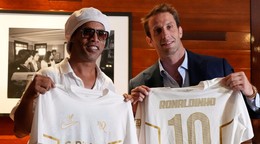 Ronaldinho (vľavo) drží futbalový dres talianskeho treťoligového klubu Ravenna FC, vpravo prezident klubu Ravenna FC Ignazio Cipriani
