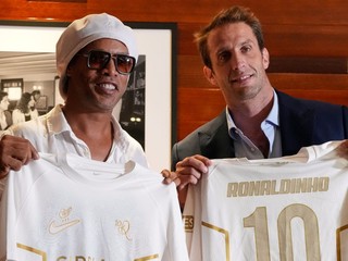 Ronaldinho (vľavo) drží futbalový dres talianskeho treťoligového klubu Ravenna FC, vpravo prezident klubu Ravenna FC Ignazio Cipriani