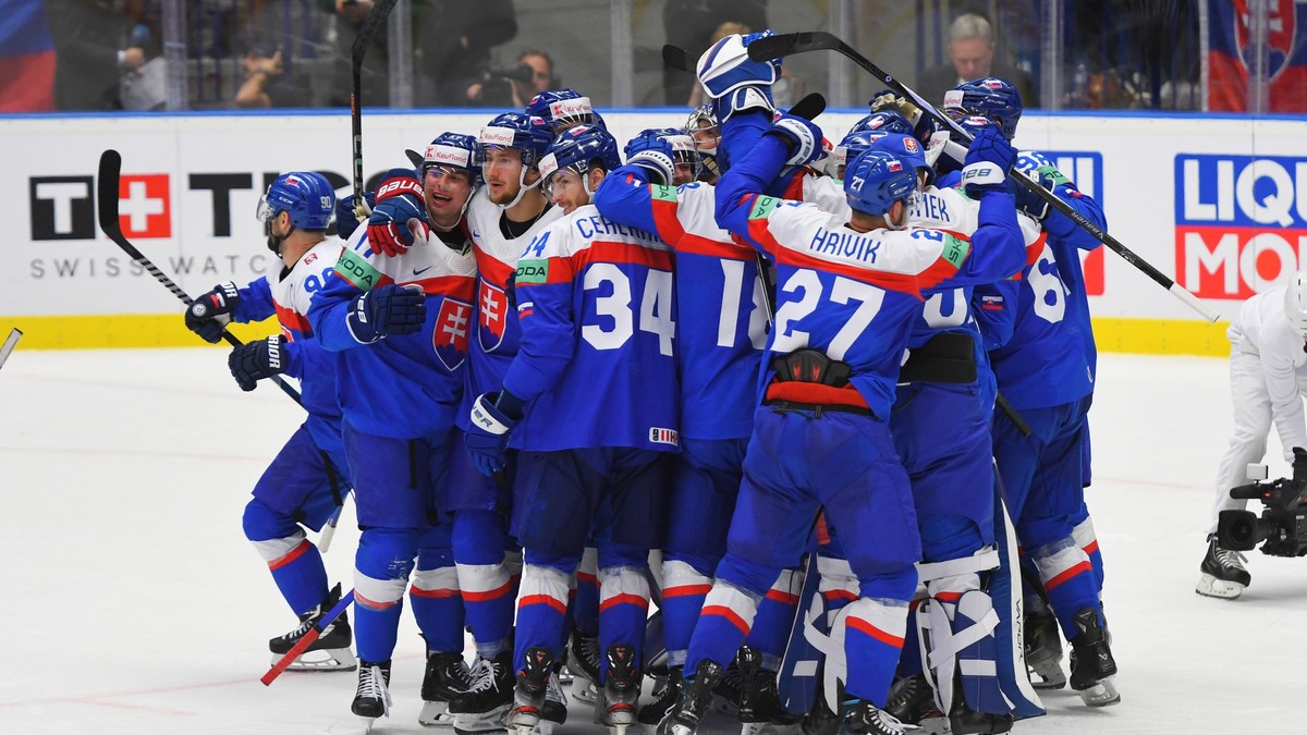 Víťazná radosť slovenských hokejístov v predĺžení v zápase Slovensko - USA v skupine B na MS v hokeji 2024.