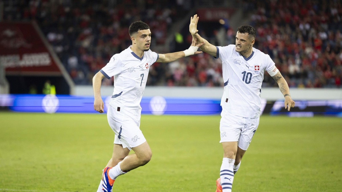 Zeki Amdouni a Granit Xhaka oslavujú gól. 