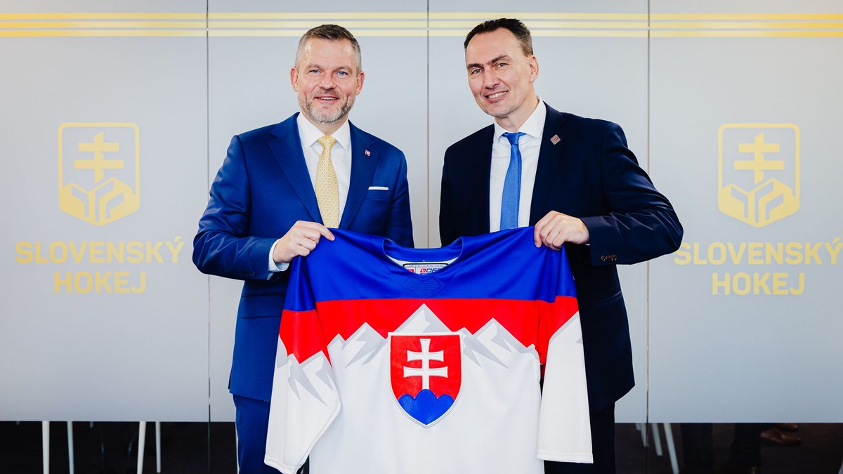 Prezident SR Peter Pellegrini (vľavo) a prezident Slovenského zväzu ľadového hokeja (SZĽH) Miroslav Šatan (vpravo)