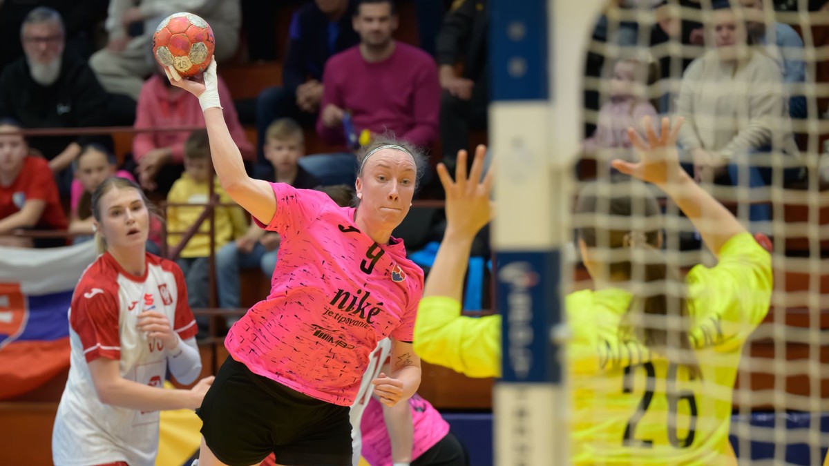 Martina Popovcová (Slovensko) s loptou počas zápasu 1. skupiny EHF Euro Cupu v hádzanej žien medzi Slovensko a Poľskom