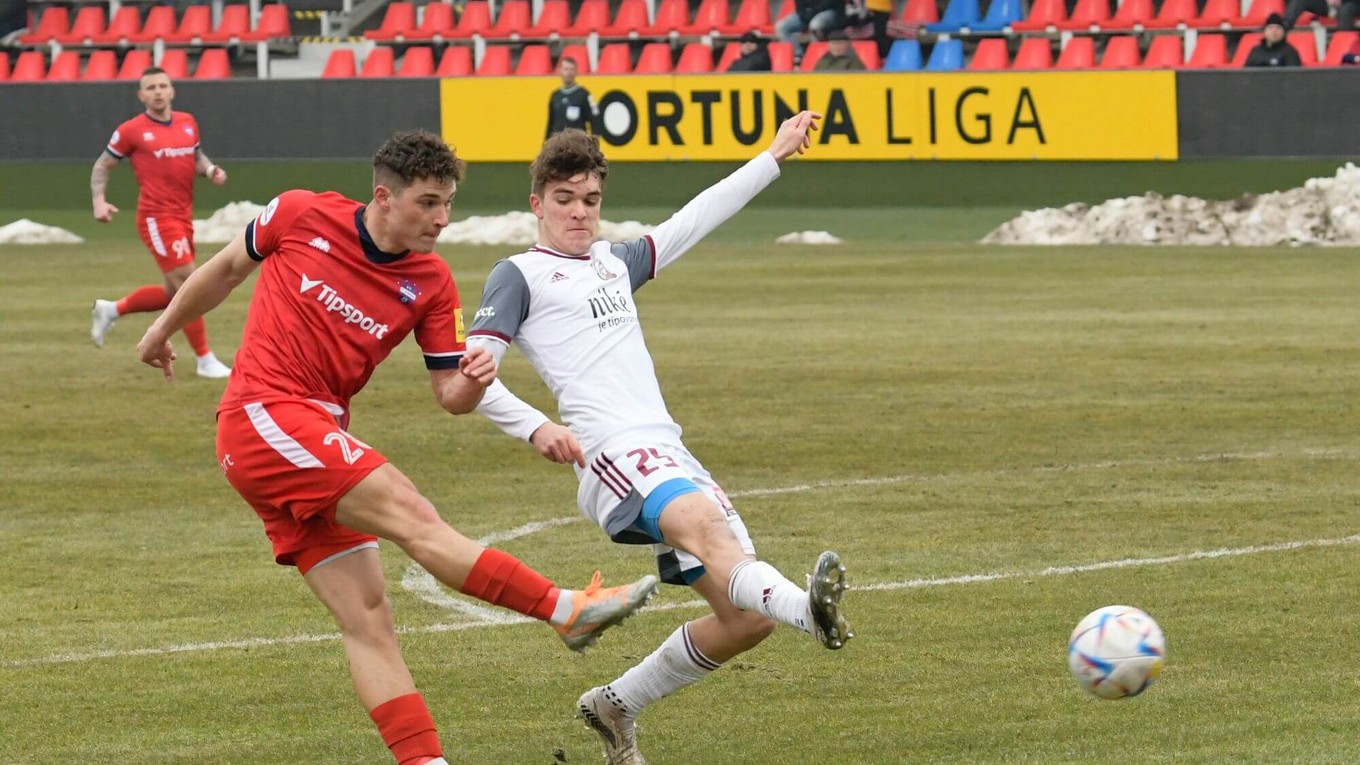 Patrik Pinte (vľavo) a Šimon Faško v zápase FC ViOn Zlaté Moravce a FK Železiarne Podbrezová.