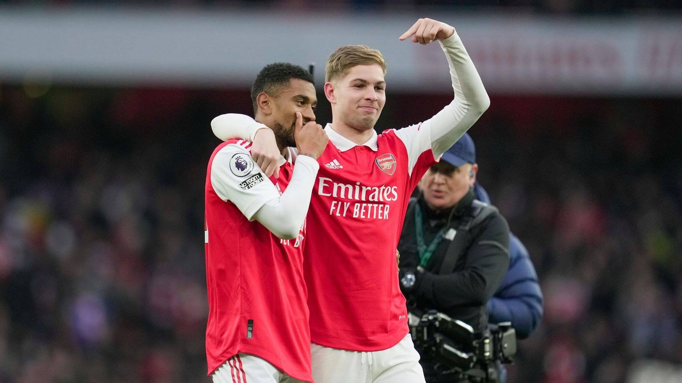 Reiss Nelson (vľavo) a Emile Smith Rowe sa v drese Arsenal FC tešia po strelenom góle.