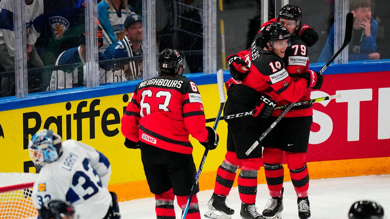 Radosť hokejistov Kanady po góle Samuela Blaisa v zápase proti Fínsku na MS 2023.