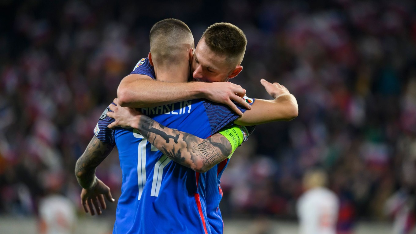 Lukáš Haraslín a Milan Škriniar oslavujú gól v zápase Slovensko - Island v kvalifikácii EURO 2024.