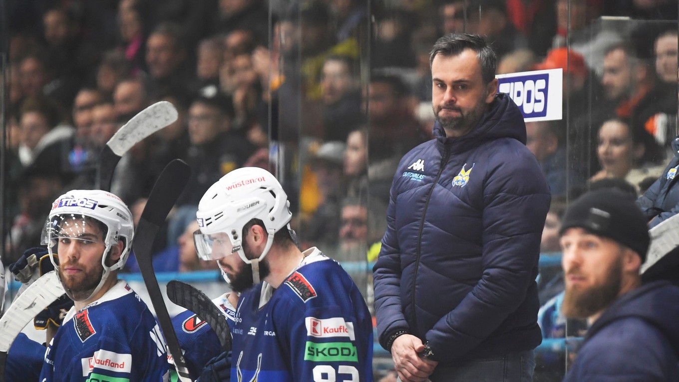 Tréner Vlastimil Wojnar na lavičke HK Spišská Nová Ves.